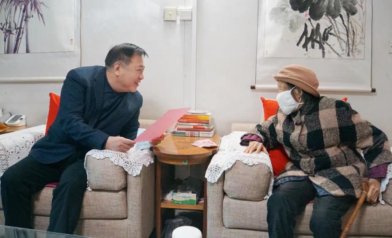 情系老干部 慰问暖人心 ——bevictor伟德官网集团开展春节前走访慰问