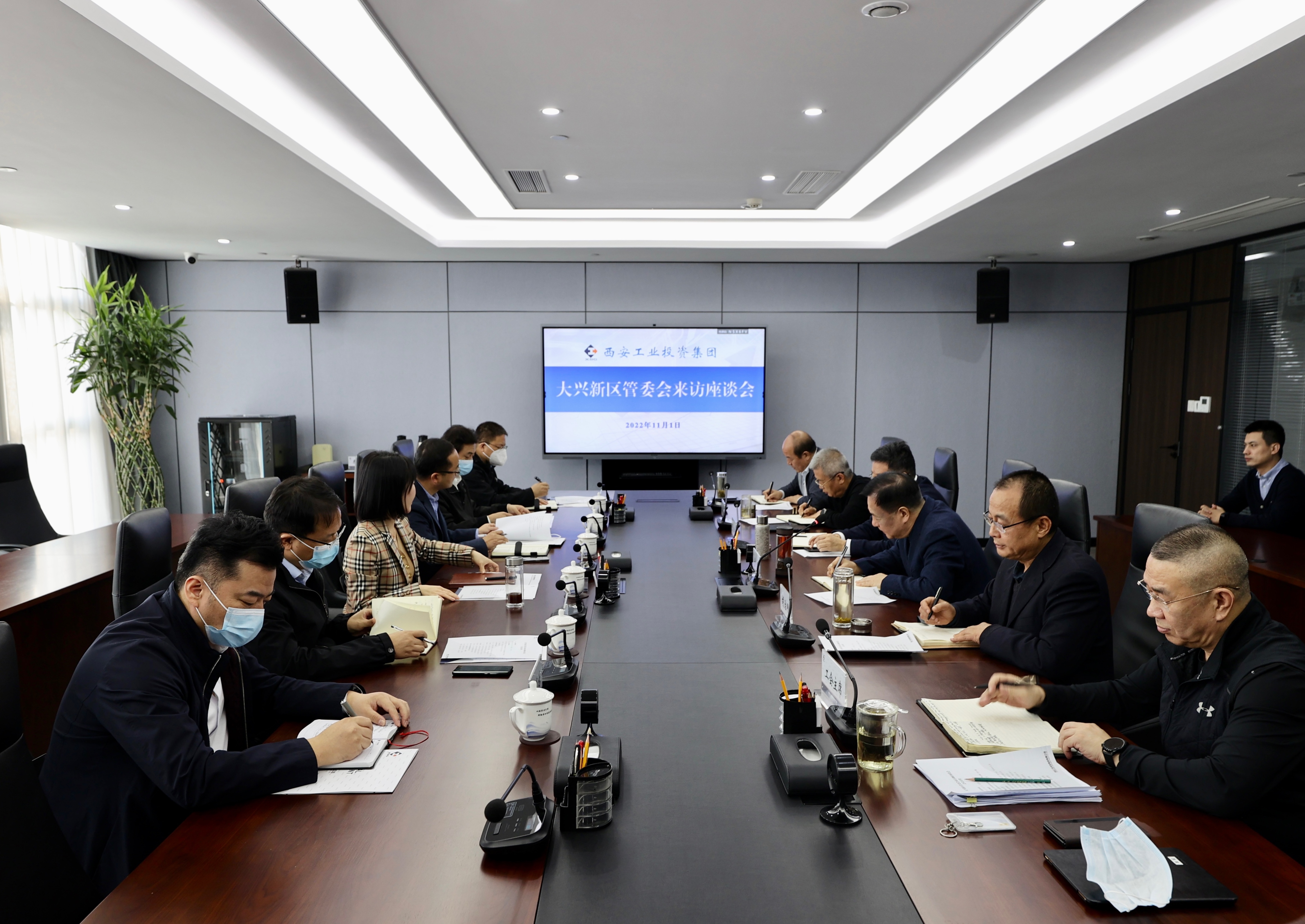 莲湖区委常委武蓉一行到bevictor伟德官网集团举行事情交流